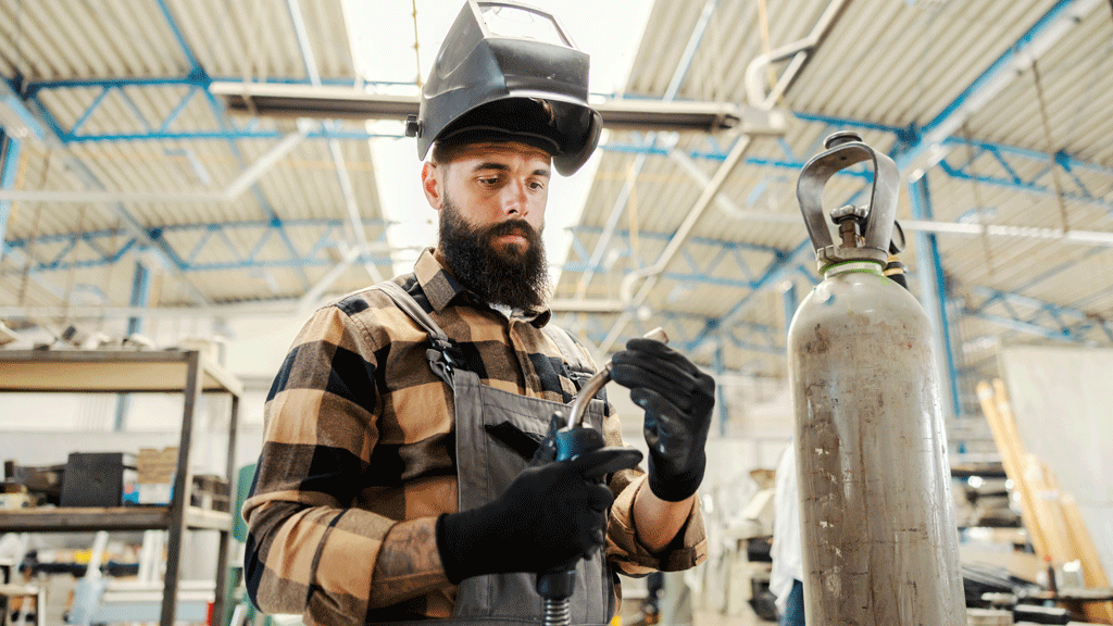 Technicien utilisant un appareil de contrôle non destructif sur pièce soudée